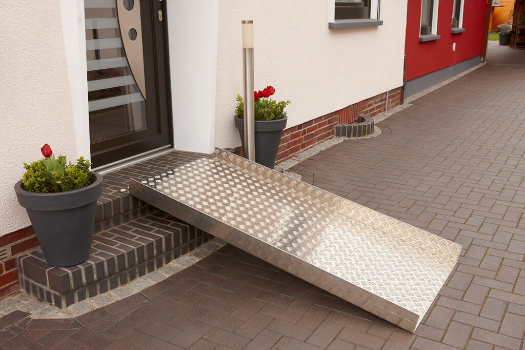 Mobile Rollstuhlrampen für Kopfsteinpflaster in Lübecker Altstadt