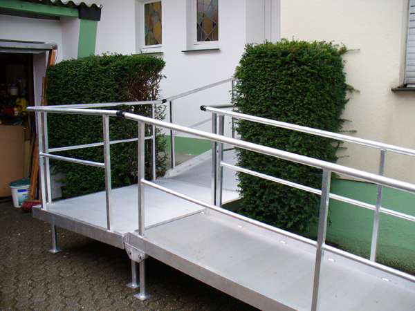 Rollstuhlrampen vor Altbau in Lübeck installiert